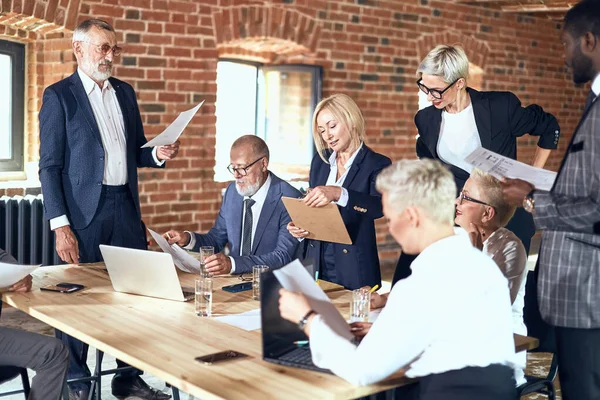 Groep zakelijke mensen die samen brainstormen in de vergaderruimte — Stockfoto