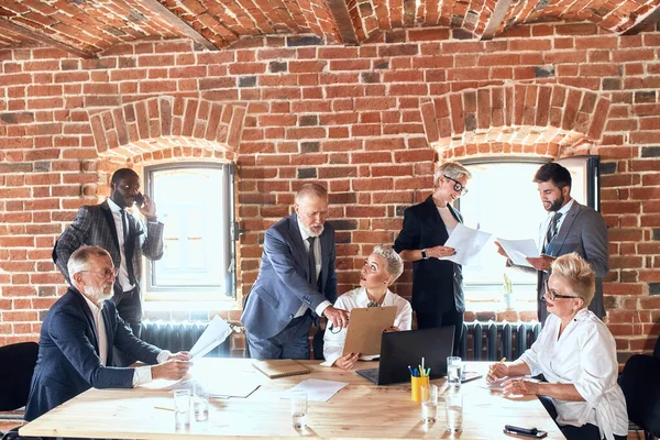 Група бізнесменів мозковий штурм в кімнаті для переговорів — стокове фото