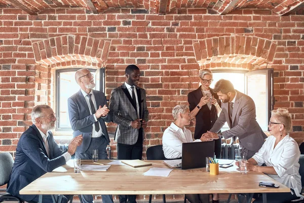 Grupo de empresarios haciendo una lluvia de ideas en la sala de reuniones —  Fotos de Stock