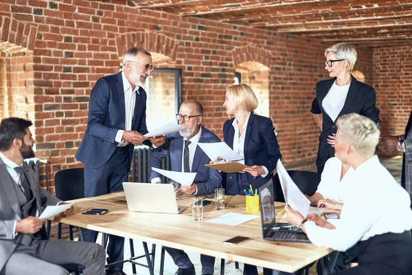 Grupp av affärsfolk brainstorming tillsammans i mötesrum — Stockfoto