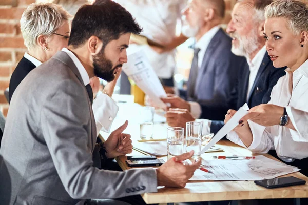 Gente de negocios en la mesa de negociaciones en la oficina — Foto de Stock