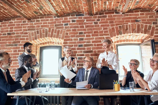 Grupo de empresarios haciendo una lluvia de ideas en la sala de reuniones — Foto de Stock