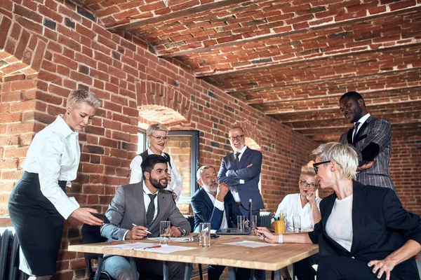 Grupo de empresarios haciendo una lluvia de ideas en la sala de reuniones — Foto de Stock