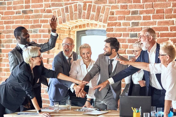 Les gens d'affaires à la table de négociation dans le bureau — Photo