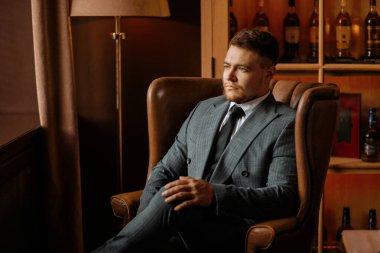 Yakışıklı bir adamın portresi.