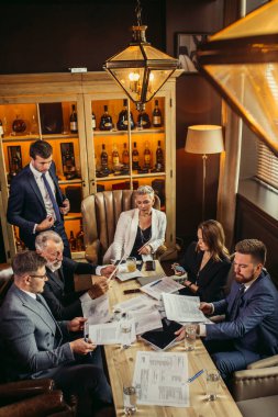 İş adamlarının işle ilgili konuları dağıtması