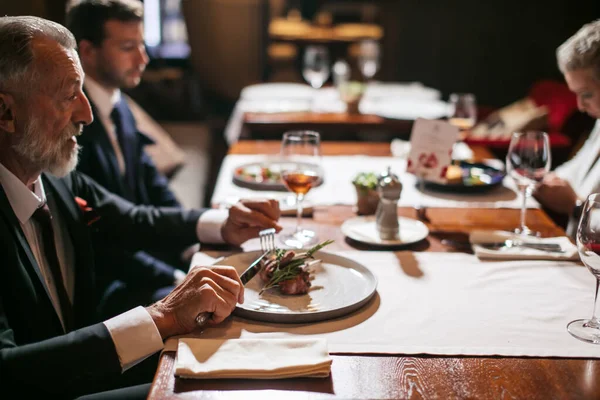 Bedrijfsdelegatie in restaurant — Stockfoto
