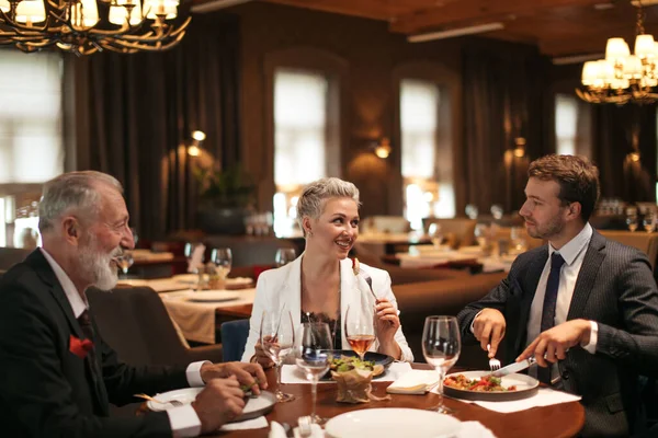 식당에서 즐거운 사업 동료들 — 스톡 사진
