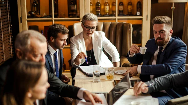 Группа бизнесменов мозговой штурм на встрече — стоковое фото
