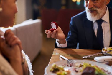 Benimle evlenir misin? Son sınıf evlenme teklifi