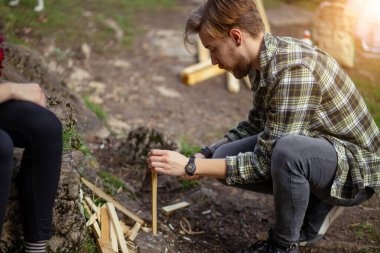Gezgin, yürüyüşçü ormanda şenlik ateşi yakıyor. Kamp, yürüyüş, yaşam tarzı..