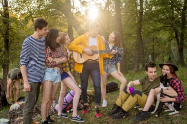 Genç gezginler arkadaşlarıyla eğleniyor.