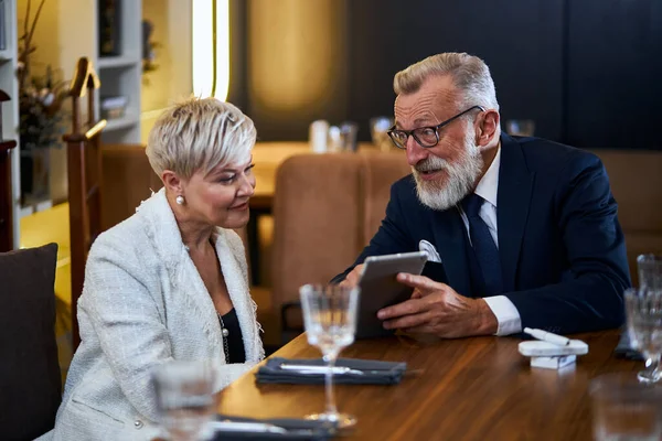 Vackra senior par talar i rik restaurang — Stockfoto