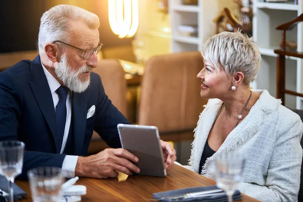 Verliebte Senioren verbringen Zeit miteinander in Restaurant — Stockfoto