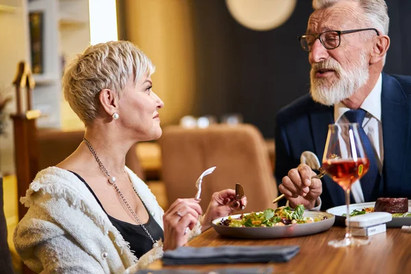 Älskade seniorpar som äter middag i elegant restaurang — Stockfoto