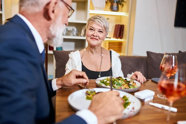 Mature couple having dinner at cafe — 图库照片