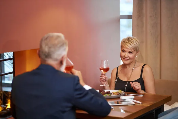 Alta mujer buena comida para cenar en elegante restaurante — Foto de Stock