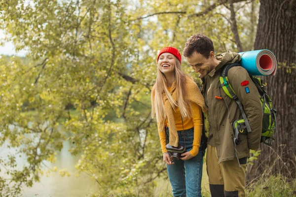 Allegri backpackers positivi divertirsi con la fotocamera — Foto Stock