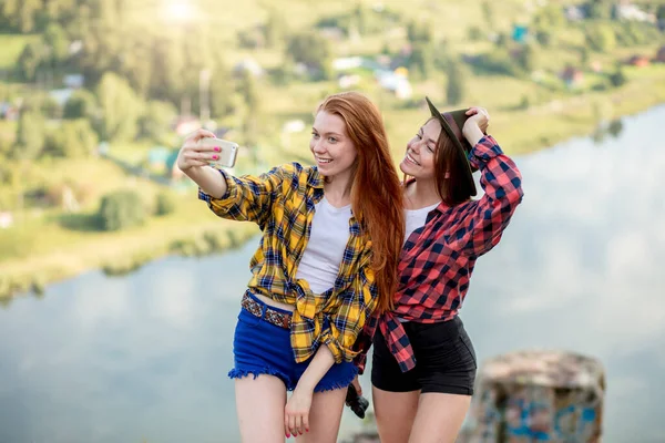 Sexy geweldig meisjes in geruite stijlvolle shirts en hoed het nemen van foto 's van zichzelf — Stockfoto