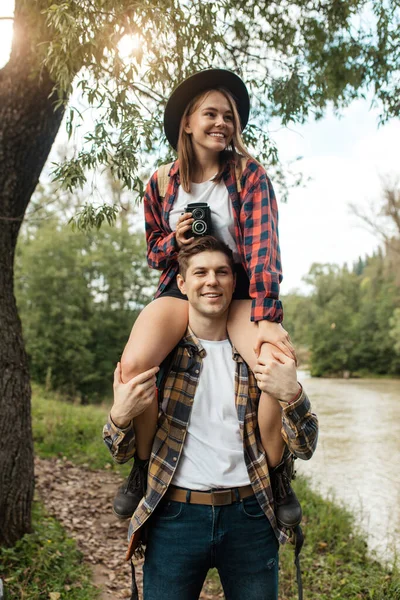 Positivo bell'uomo che tiene la sua ragazza in posa per la fotocamera — Foto Stock