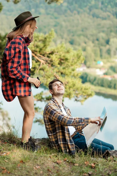 Heureux jeune couple romantique parler, avoir du plaisir en plein air — Photo