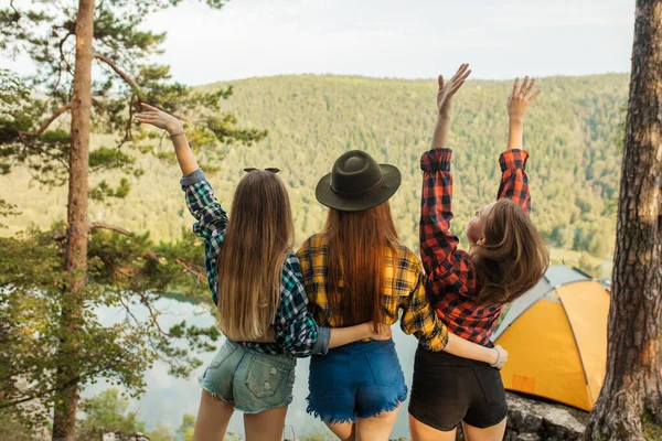 Três amigos felizes com braços levantados estão se alegrando no fim de semana, férias — Fotografia de Stock