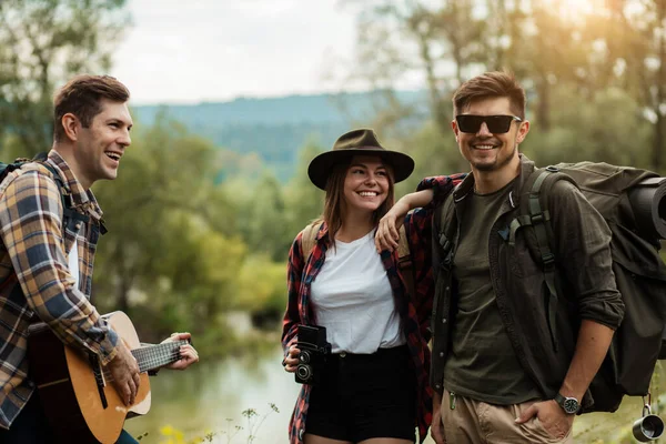 Amis positifs s'amuser à l'extérieur — Photo