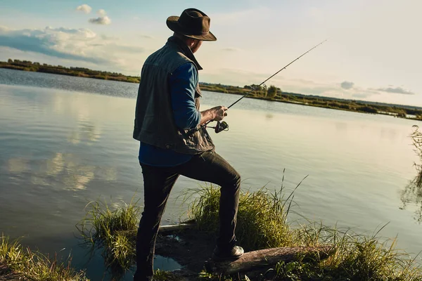 Pai e filho pescando juntos no dia ensolarado — Fotografia de Stock