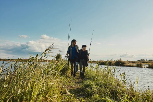 Primeira viagem de pesca de pai e filho — Fotografia de Stock