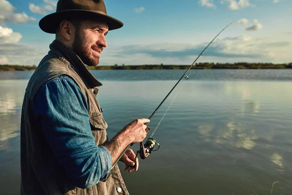 Padre e hijo pescando juntos en día soleado — Foto de Stock