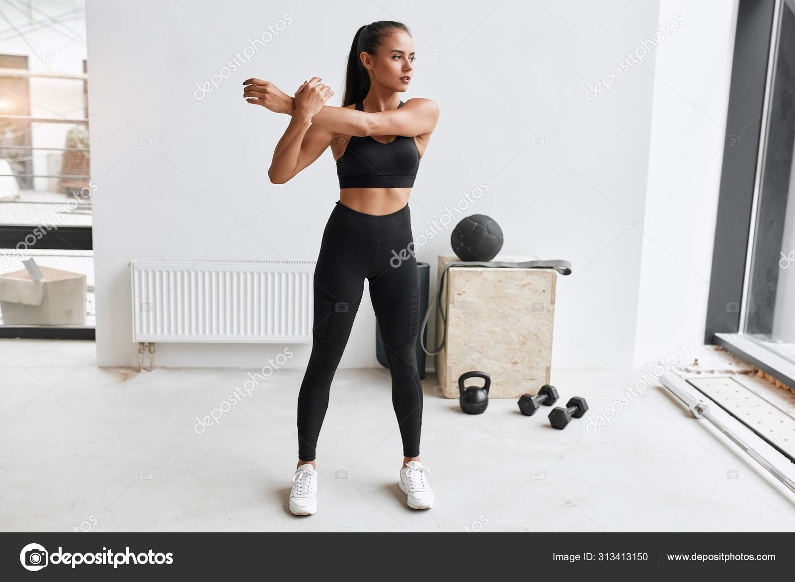 Caucásico deporte chica de calentamiento y estirar el cuerpo antes de hacer  ejercicio: fotografía de stock © ufabizphoto #314705376