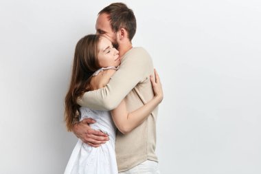 Sevgi dolu, kucaklayan, sıcak, şefkatli bir çift.