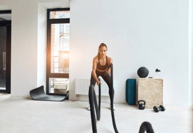 Güçlü bir atletik genç kadın.