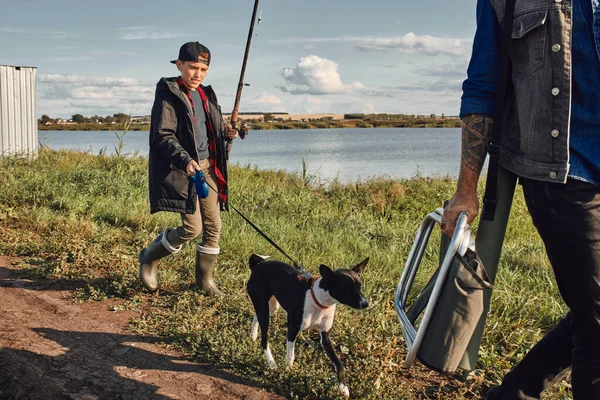 Erwachsener Vater und Teenager-Sohn gehen gemeinsam fischen. — Stockfoto