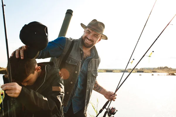 Primeira viagem de pesca de pai e filho — Fotografia de Stock