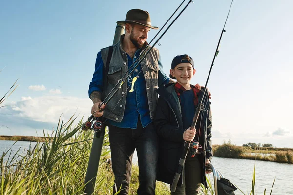 Primer viaje de pesca de padre e hijo — Foto de Stock