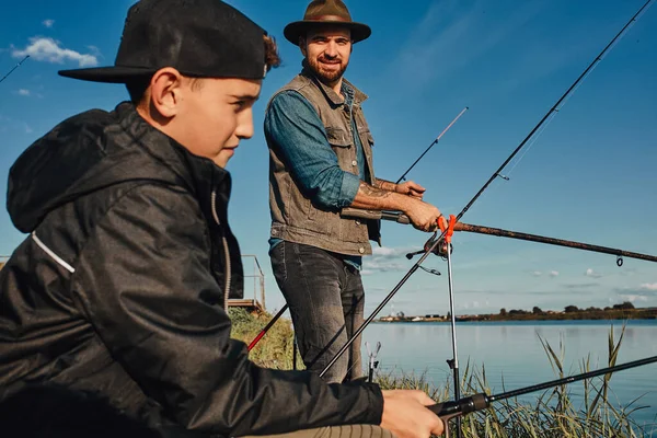 父と息子の晴れた日に一緒に釣りに — ストック写真