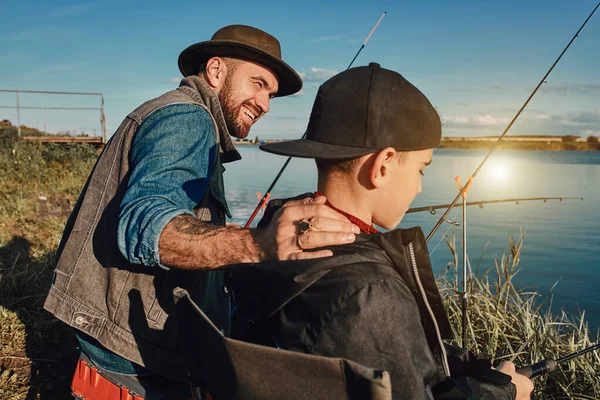 Padre e figlio pesca insieme nella giornata di sole — Foto Stock