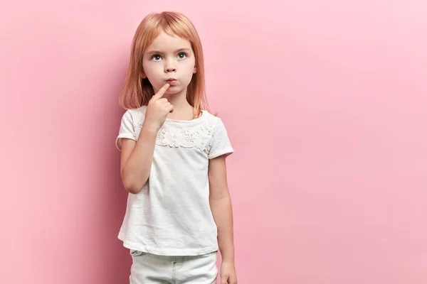 Triest beledigd meisje gir met een vinger op haar mond — Stockfoto