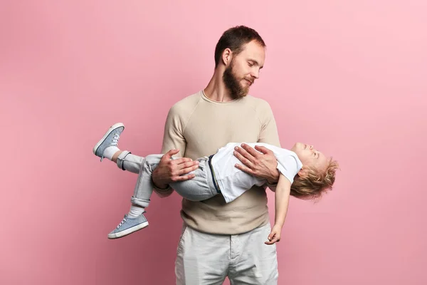 Alegre barbudo papá jugando un juego con su adorable niño —  Fotos de Stock