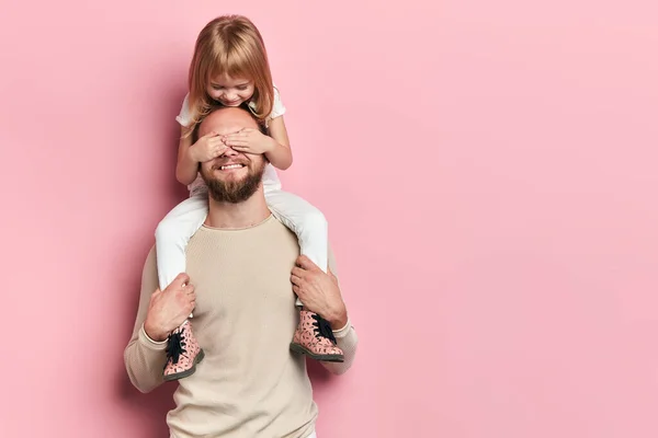 Kleine dochter bedekken haar vaders ogen met een palm — Stockfoto