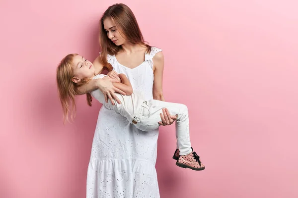 Junge Mutter hält schlafende Tochter zu Hause — Stockfoto