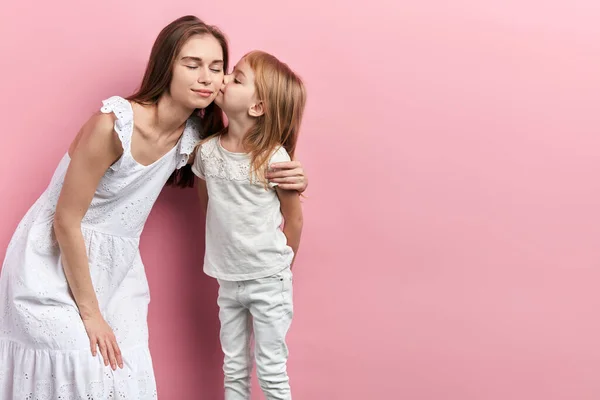 Милая дочь целует свою мать — стоковое фото