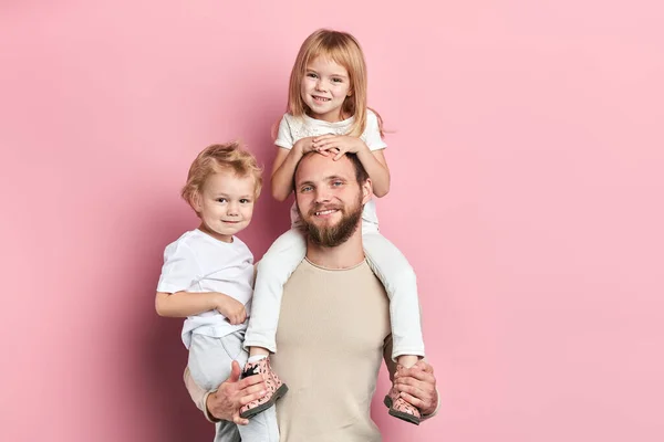 Táta tráví skvělý čas s dětmi. zblízka portrét, izolované růžové pozadí — Stock fotografie