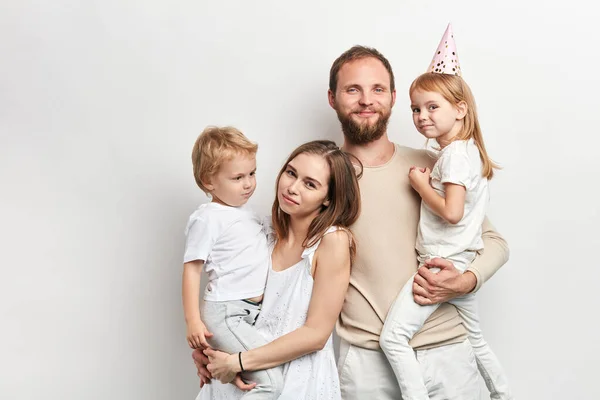 Jong gezin en hun kinderen brengen veel tijd samen door — Stockfoto
