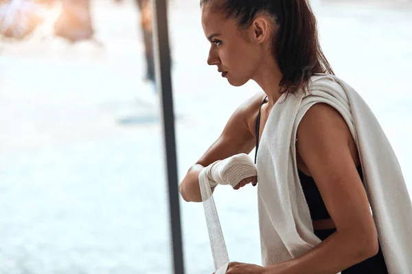 Fille attacher des bandages avant la formation de remise en forme — Photo