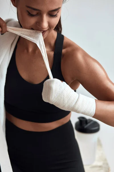 Beaux poings d'emballage féminins sportifs avec bande de bandage blanche — Photo