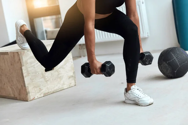 Nő edzés segítségével kettlebells a tornateremben — Stock Fotó