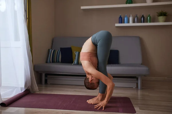 Yogi caucásico joven en casa practicando yoga o fitness — Foto de Stock