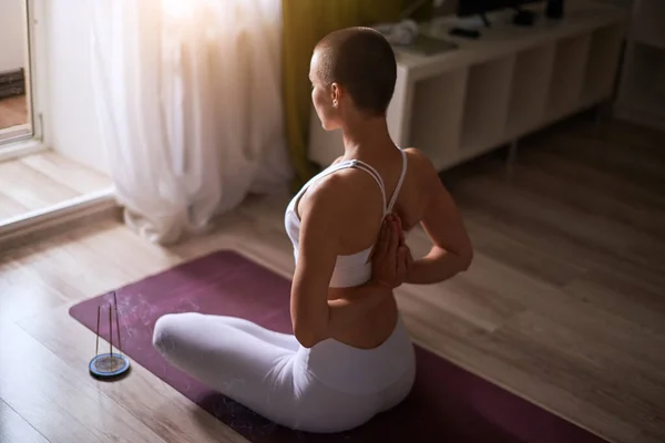 Vista trasera de la mujer practicando yoga — Foto de Stock